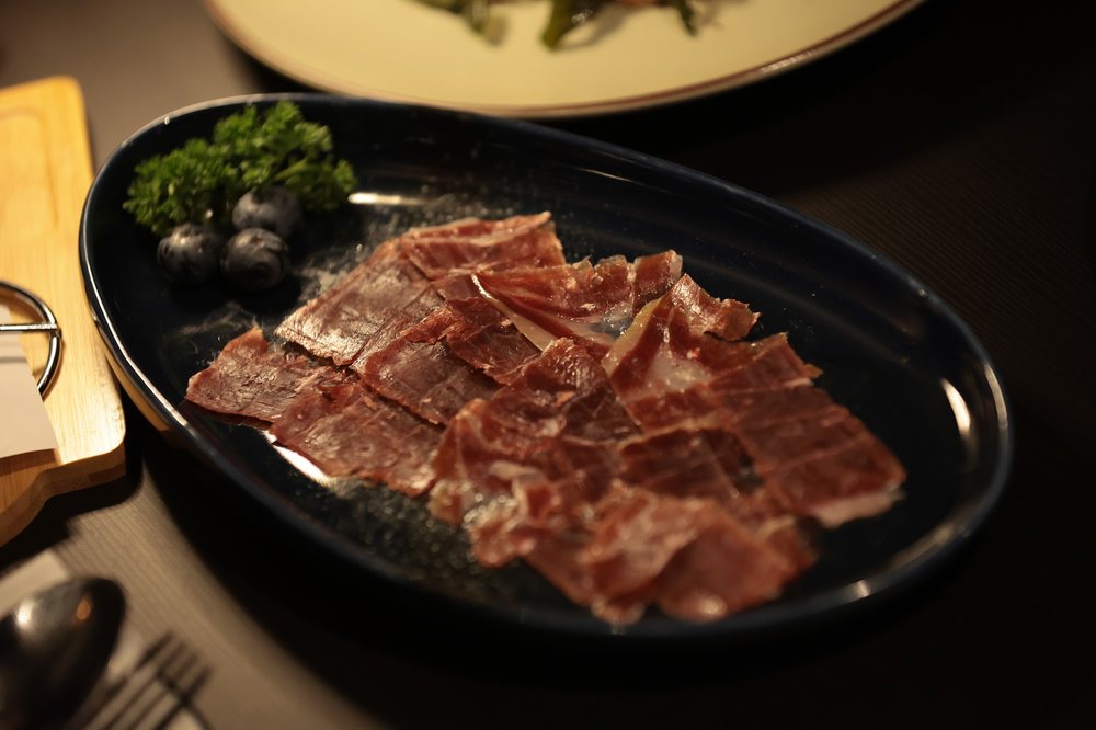 Jamón Ibérico แฮมไอเบริโกสไลซ์บาง เสิร์ฟที่ Owl's Nest Bar & Bistro