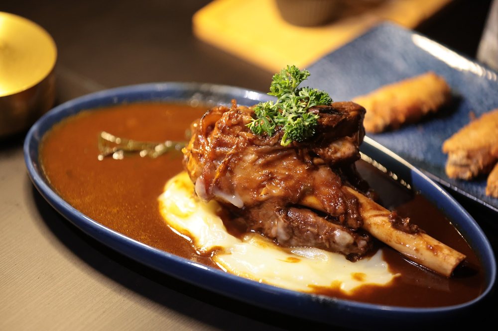 Lamb Shank ขาแกะตุ๋นซอสไวน์แดงเสิร์ฟกับมันบด ที่ Owl's Nest ปากเกร็ด
