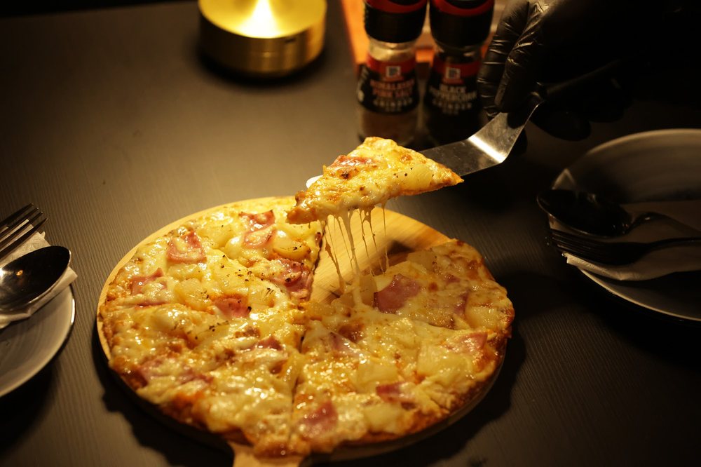 พิซซ่าหน้าชีสยืดอบสดใหม่ที่ Owl's Nest Bar & Bistro นนทบุรี