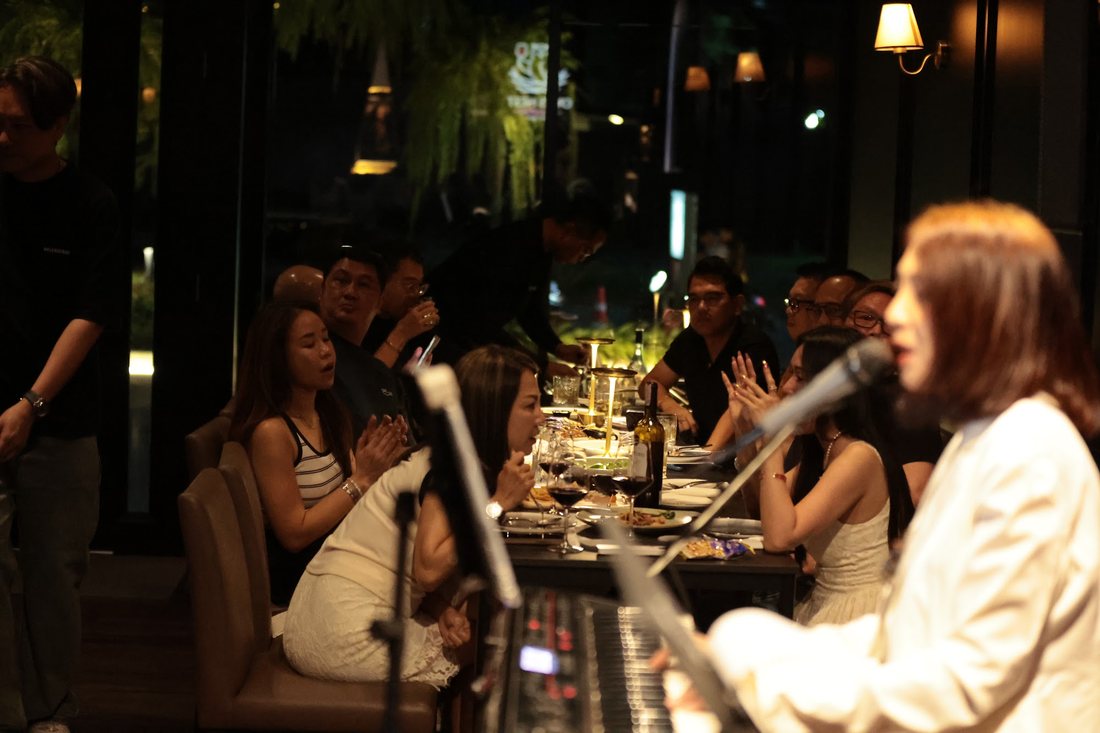 นักร้องร้องสดพร้อมลูกค้าในร้าน Owl's Nest Bar & Bistro นนทบุรี